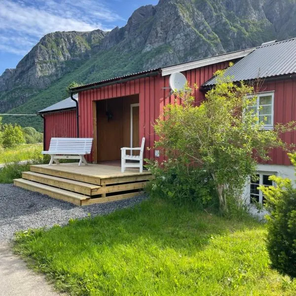 Converted barn in peaceful countryside near Farstadsanden, hotel v mestu Farstad