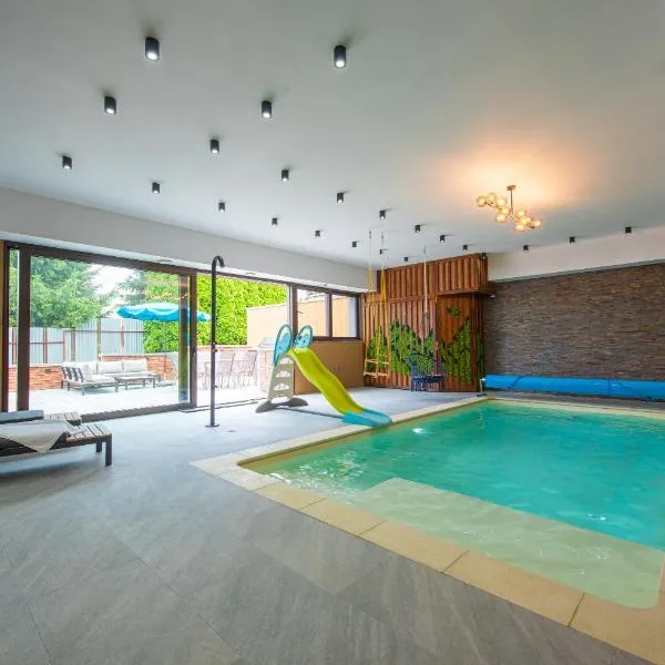 Wellness Vila Žakovce s bazénom، فندق في فيلكا لومنيكا