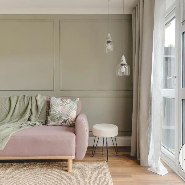 Luxury 2-Bed House in Stevenage Sleeps 6 Free Parking Barefoot & Board, hotel v destinácii Shephall