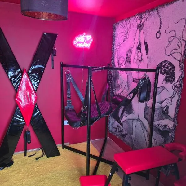 BDSM red room apartment studio, hotel di Rowley Regis