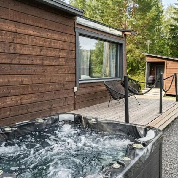 Private Himosranta Glass Suite & Jacuzzi, hotel v mestu Jämsä
