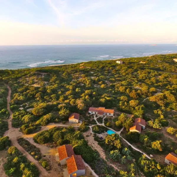 Residence surrounded by greenery with swimming pool in Badesi just 300 meters from the sea, hotel in Badesi