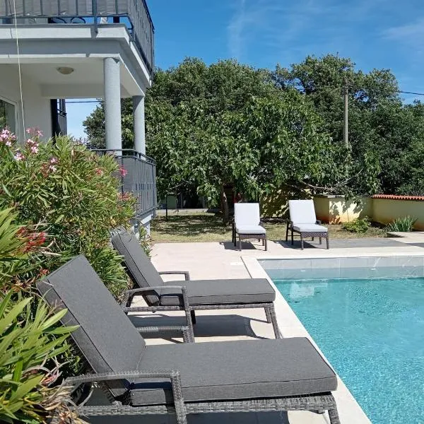Apolo Apartments - Pool & Garden Retreat, готель у місті PUY