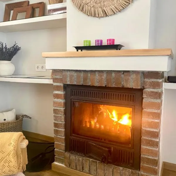 Casa del Concejo Segovia Escapada rural con chimenea y jardín privado, hotel i Segovia