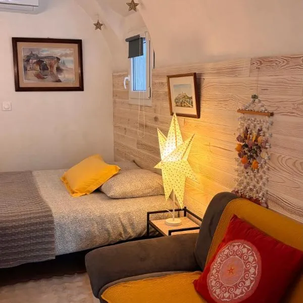 STUDIO (adapté aux motards avec garage fermé), hotel in Balaruc-le-Vieux