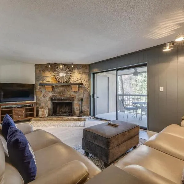 Ski View Condo by Beyond Expectations with Fireplace, hotel i Gatlinburg