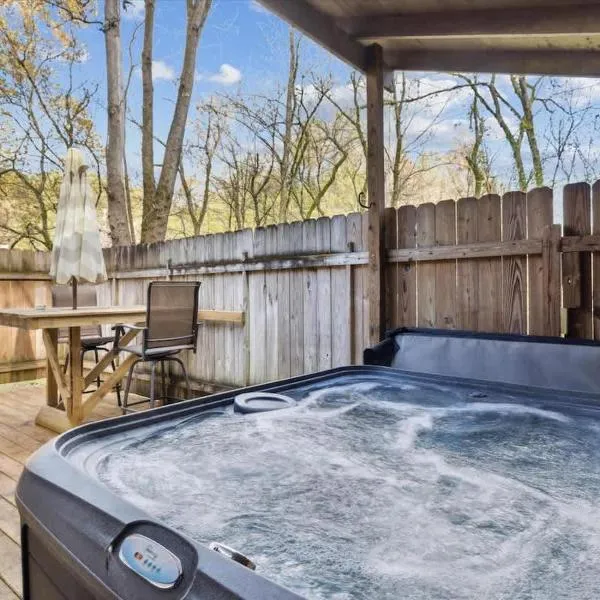 Stone Haven by Beyond Expectations w Hot Tub, Hotel in Sevierville