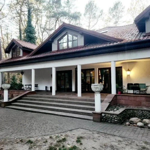 Willa Pod Wiekową Sosną, hotel i Zalesie Górne