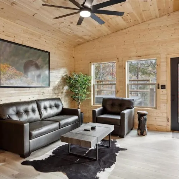 Green & Black Bear Cabins By Beyond Expectations, hotel en Sevierville
