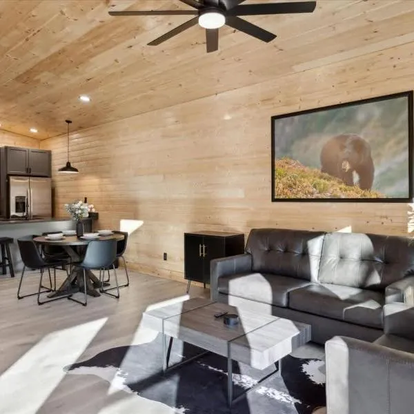 Green & Black Bear Cabins By Beyond Expectations, hotel di Sevierville