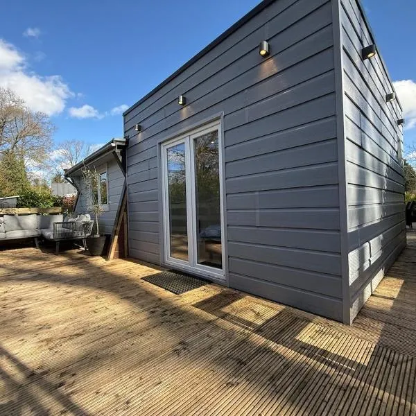 Nieuw Luxe Chalet in Bos met Veel Privacy & Rust!, hotel in Baarle-Nassau