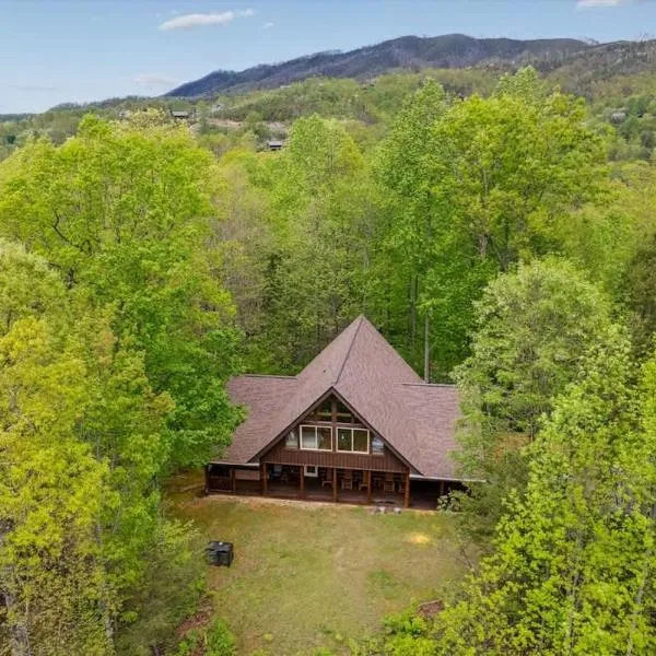 Looky Yonder by Beyond Expectations w Hot Tub, hotel i Gatlinburg