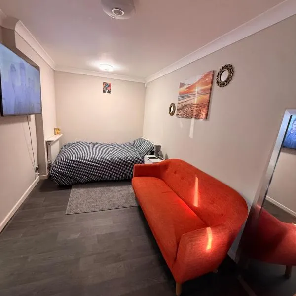 Demure Living Space, Hotel in Southampton