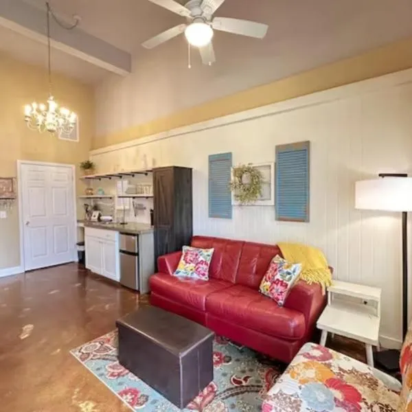 Haven at Hazel~Downtown Bungalow, hotel in Demorest