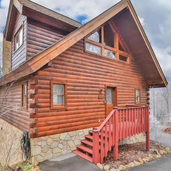 Snuggle Bug by Beyond Expectations w Hot Tub, hotel in Gatlinburg