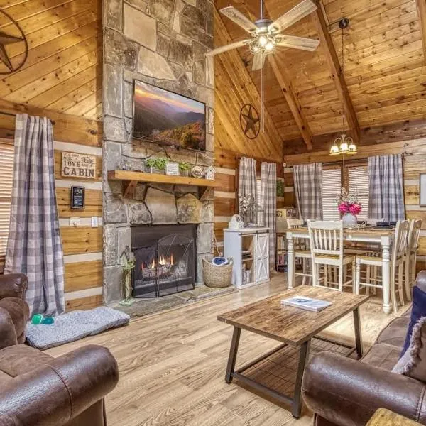 Laceys Place by Beyond Expectations w Hot Tub, hotel in Sevierville