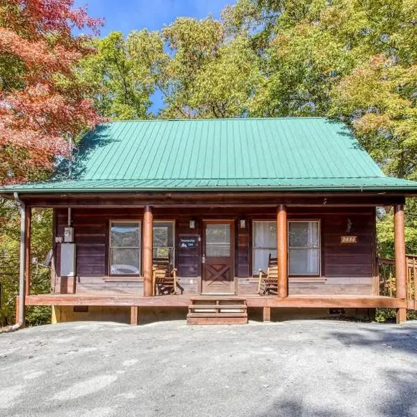 Whispering Pines by Beyond Expectations w Hot Tub, Hotel in Sevierville