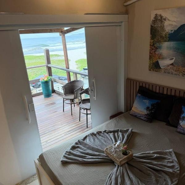 Apartamento de um quarto com varanda de frente para o mar e ao lado da lagoa