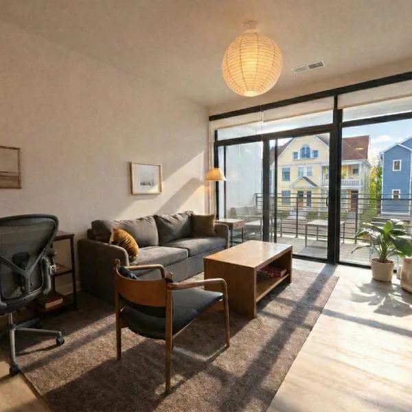 East Side Luxury 1BR Apt - Sleeps 4 - Near Brady St with Balcony and Lounge، فندق في ميلووكي