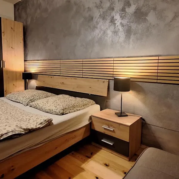 Apartmán CENTRAL, self check in 24 h, free parking, hotell i Banská Bystrica