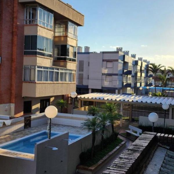 Aconchegante apartamento 2 dormitórios, sendo uma suíte com ar condicionado, Prédio com piscina - Foto 4