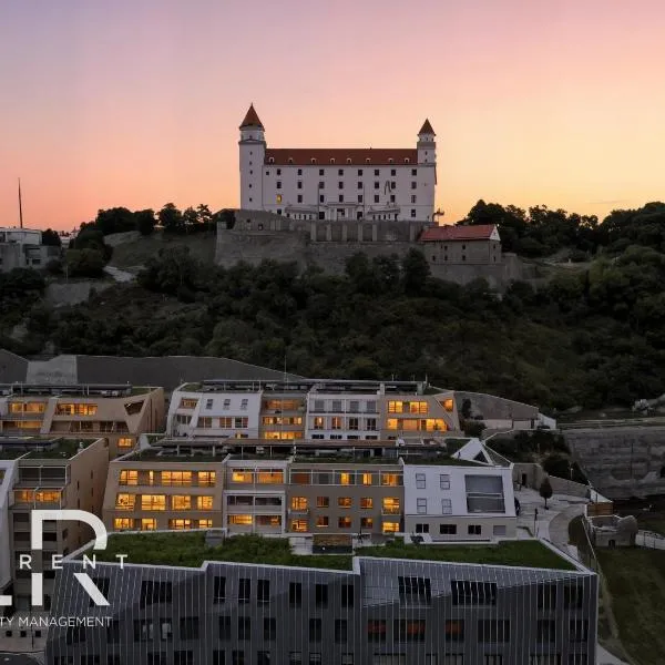 Castle-side Luxury Residence on Danube River bank,Free Parking: Bratislava şehrinde bir otel