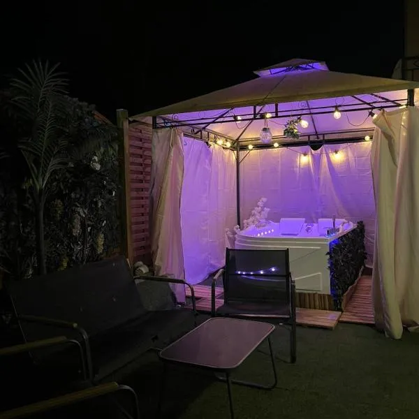 Cinéma & Spa Privatifs en Pleine Nature à 1h de Paris, hotel Saclas városában