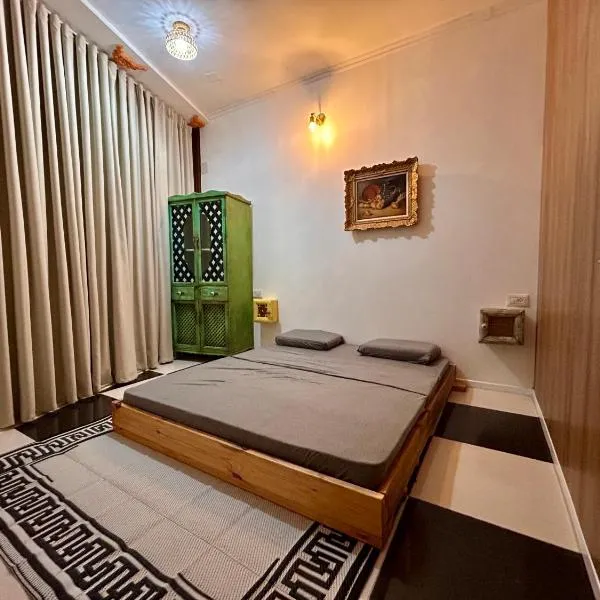 Heritage guesthouse and art gallery, hotel v mestu Buq‘ātā
