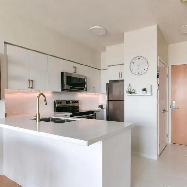 Lakeshore Loft with waterviews 10 mins to BMO field, khách sạn ở Toronto