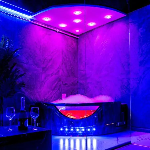SECRET JACUZZl & LOVE, hotel v Bukurešti