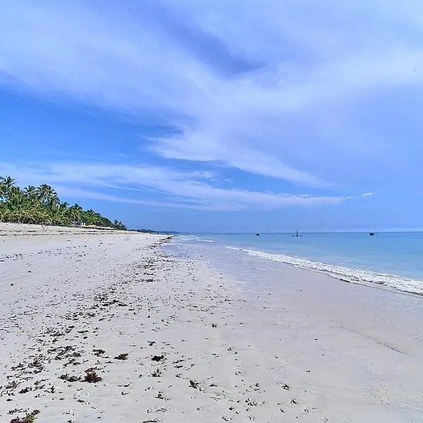 Beachfront Fabulous 2 bed apartment with sea view, khách sạn ở Diani Beach
