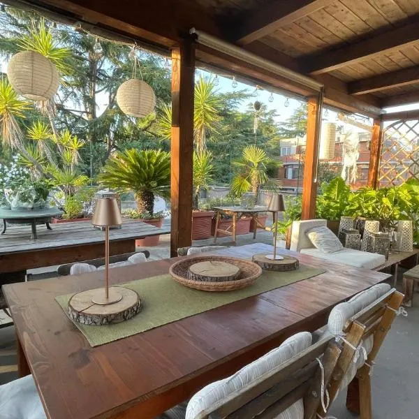 Mansarda monolocale in roof garden: Roma'da bir otel