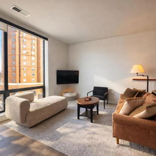 East Side Luxury 1BR Apt - Near Brady St with Balcony and Lounge, hótel í Milwaukee