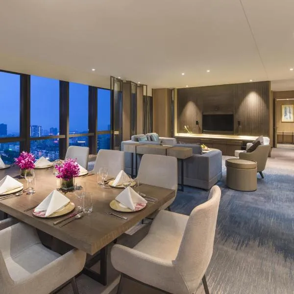 Doubletree By Hilton Shenzhen Longhua Shenzhen North Railway Station, hotel di Shenzhen