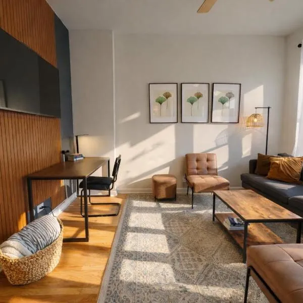Flexhome Ukrainian Village - 2BR - Convenient Walkability: Chicago'da bir otel