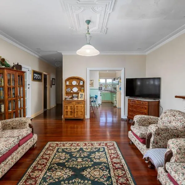 Albert Road Cottage, Bunbury - 3 bedroom & caravan, Hotel in Bunbury