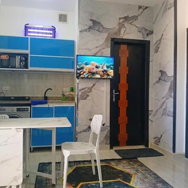 Wavesong Whispers flat where you can enjoy seaview with the best price and enjoy speedy wifi for forigners only ممنوع المصريين, hotel in Hurghada