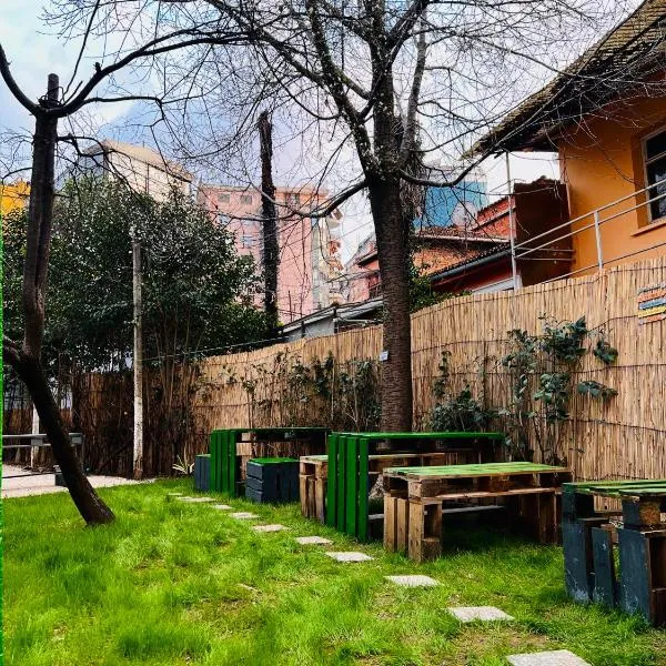 Green Door Hostel, хотел в Тирана