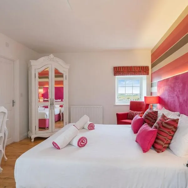 Bamburgh - Sleeps 8 - 3 Bedrooms 2 Bathrooms - Secure Garden - Dogs Stay For Free - Stunning Beach Walks and Views - Log Fire - Outdoor Seating and Eating - Off Street Parking - Quiet Rural Location - Fast Wifi, hotel i Bamburgh