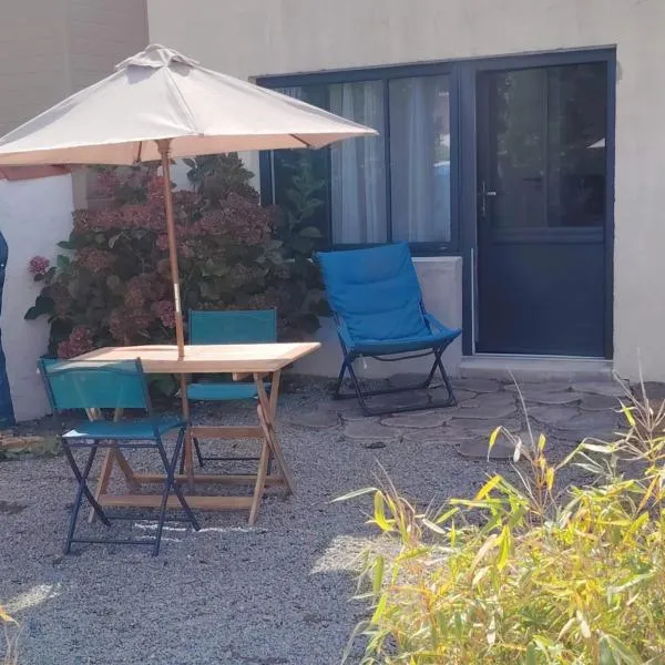 PETIT STUDIO DAnS UN JARDIN, hotel u Pornicu