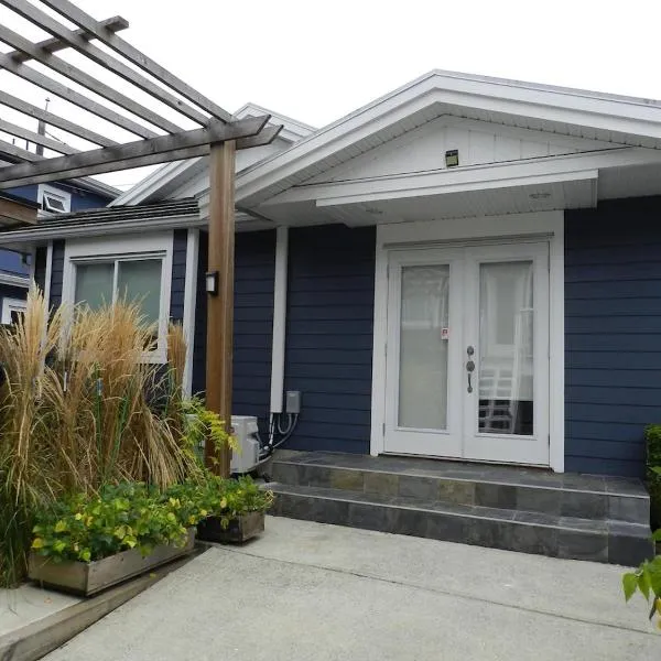 Independent 1 BDRM laneway home near FIFA FAN FESTIVAL SITE metro free parking, Hotel in Vancouver