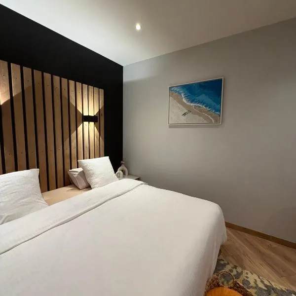 Chambre Privée La Valette avec salle de bain، فندق في Domagné