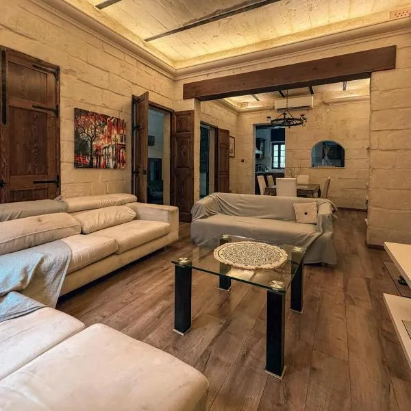 5 Bedroom Townhouse with Rooftop Terrace 20m from Sliema Promenade, Hotel in Sliema