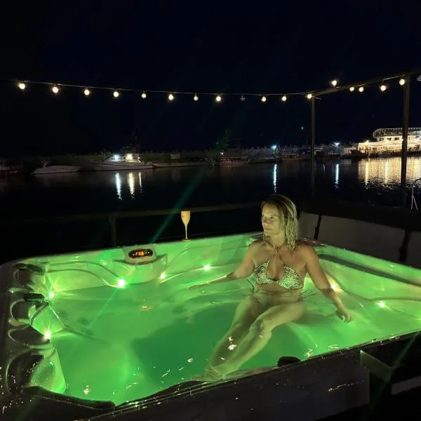 SeaEsta Floating Houses, hotel a Constanţa