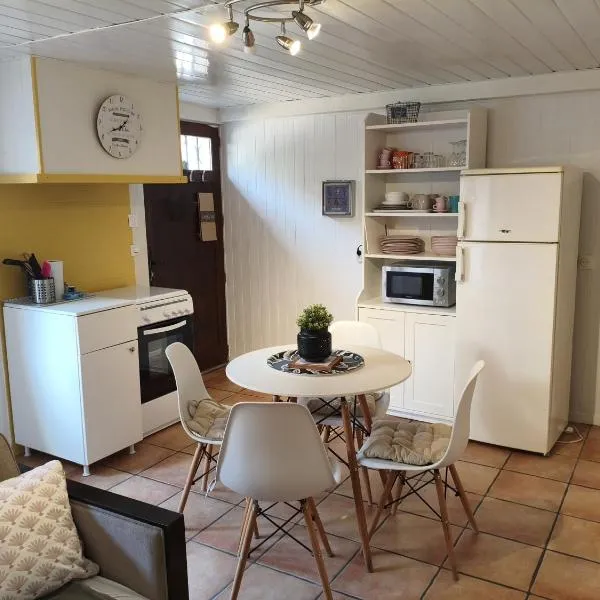appartement en rez de jardin et terrasse dans villa, hotel in Hyères