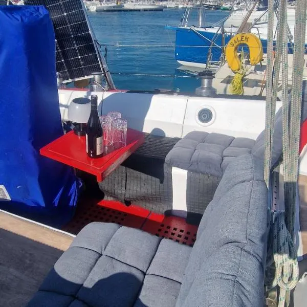 Ma Belle Lana, Voilier Familial, Superbe Vue sur Mer, отель в городе Шербур-ан-Котантен