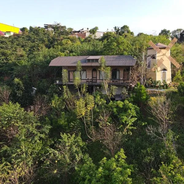 Peaceful Waterfall Homestay - Nhà Bên Thác, hotelli kohteessa Hoat