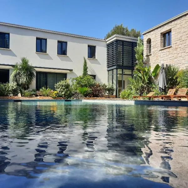 Hôtel Particulier Cassis - HPC Suites Cassis Centre - Parking Securisé & Piscine Chauffée, отель в городе Кассис