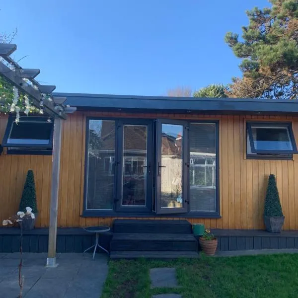 Lindas LODGE Free PARKING air con plus provisions included, hotel v mestu Hove