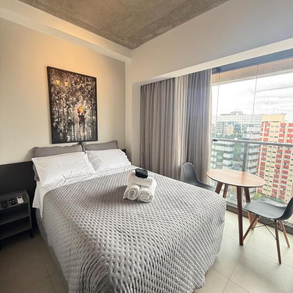 1227 Studio colado ao Metrô Paraíso e Av Paulista com sacada, arcondicionado, sofa e lazer completo com piscina, academia, lavanderia, coworking e muito mais